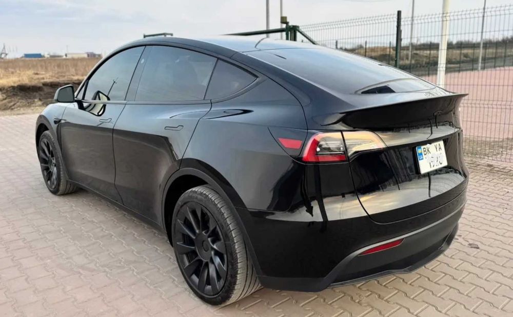 Таксі Трансфер Tesla Model Y з водієм Міжміські перевезення з Луцька по всій Україні.