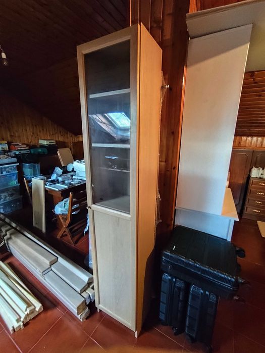 Estante IKEA Billy com porta de vidro