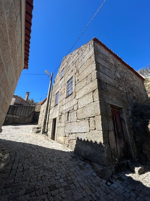 Troco casa de pedra para restauro em autocaravana