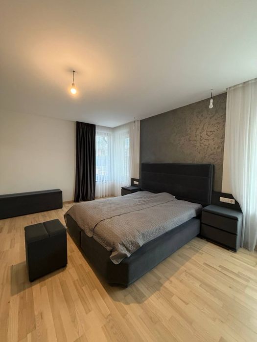 Продаж будинку з басейном та видом