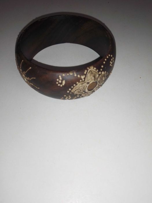 Pulseira de madeira em bom estado