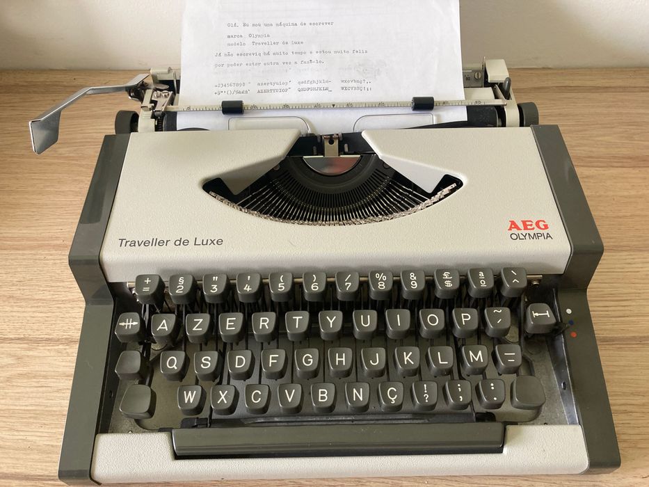 Máquina de escrever   ***   AEG  Traveller de Luxe