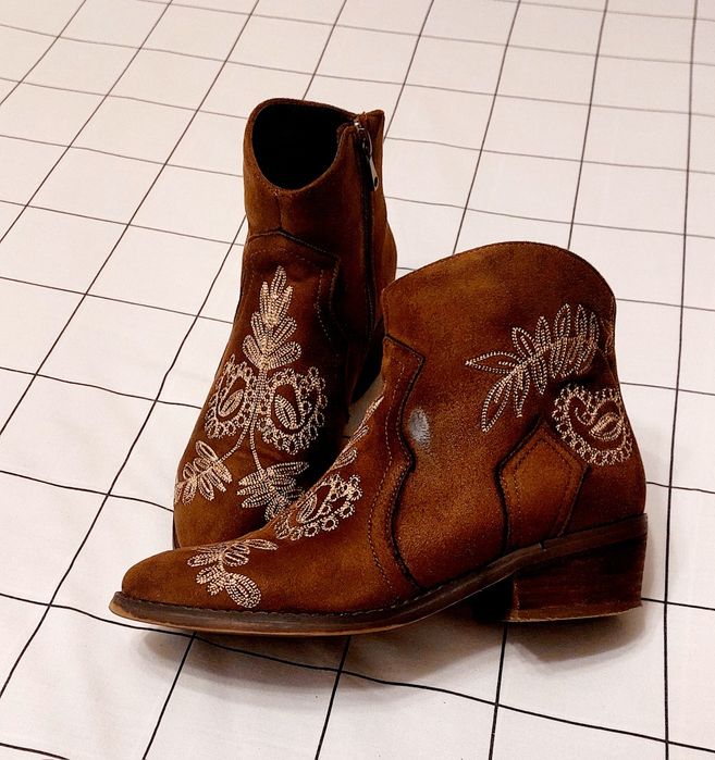 Botim castanho marca SMF