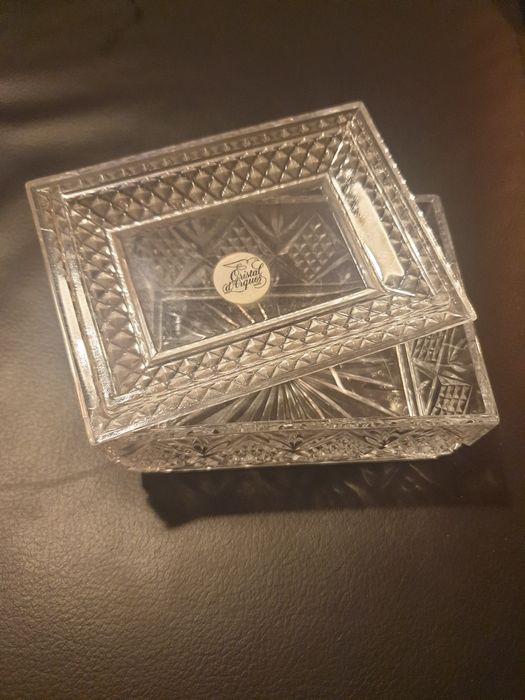Bota e antiga caixa cristal D'Arques guarda jóias
