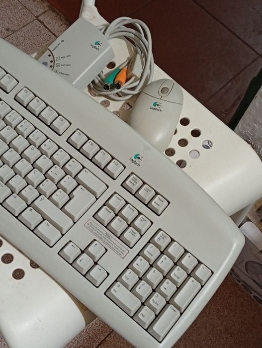 Teclado e Rato sem fios da Logitech com adaptador de conexão