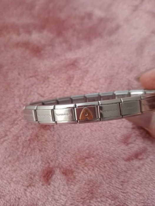 Pulseira Nomination prateada com 18 links e um link extra com "A" dourado