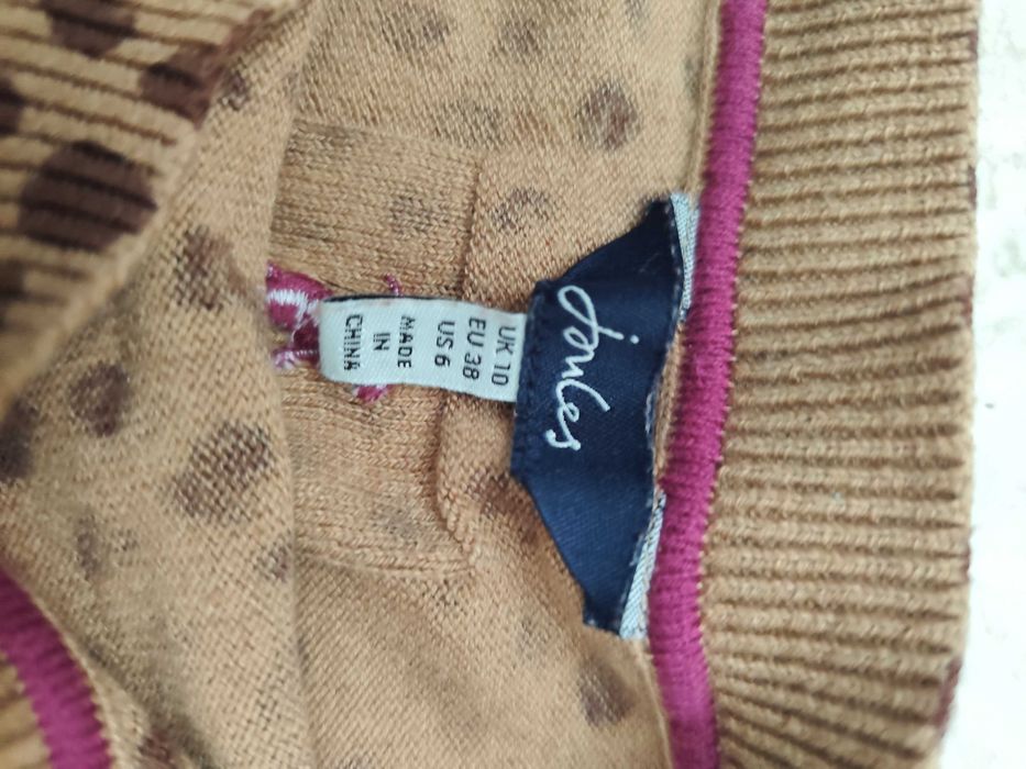 Brązowy sweter w panterkę