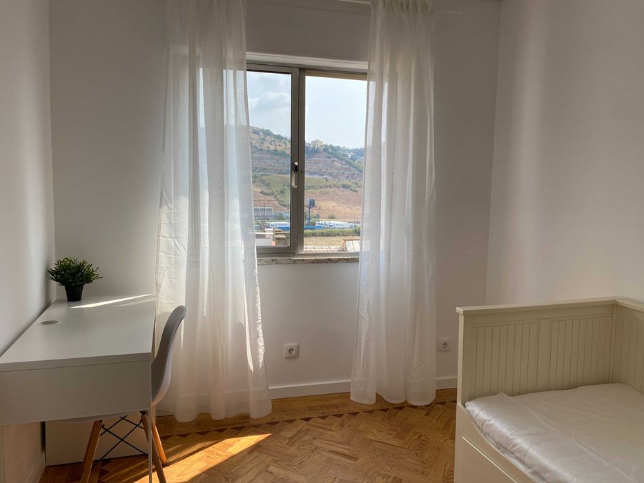 Quarto para arrendar Povoa Santo Adrião entrada imediata.