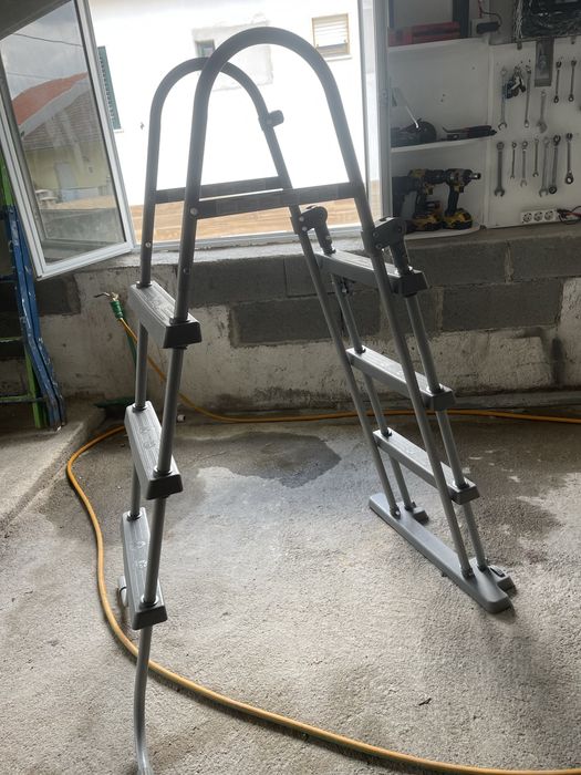 Escadas de piscina