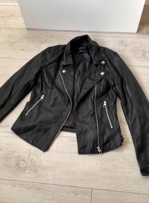 Отдам черную кожанку