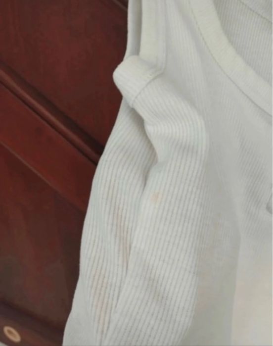Biały crop top na ramiączkach z guzikami Shein