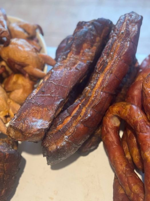 Домашнє копчення, ковбаси, м'ясо на дровах, перепілки, тушенки