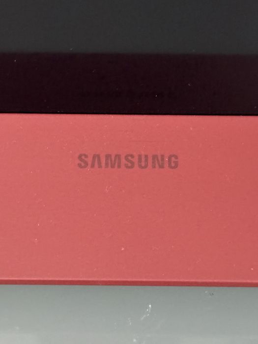 2 televisores de colecao exclusiva da Samsung, uma em bordeaux e outra