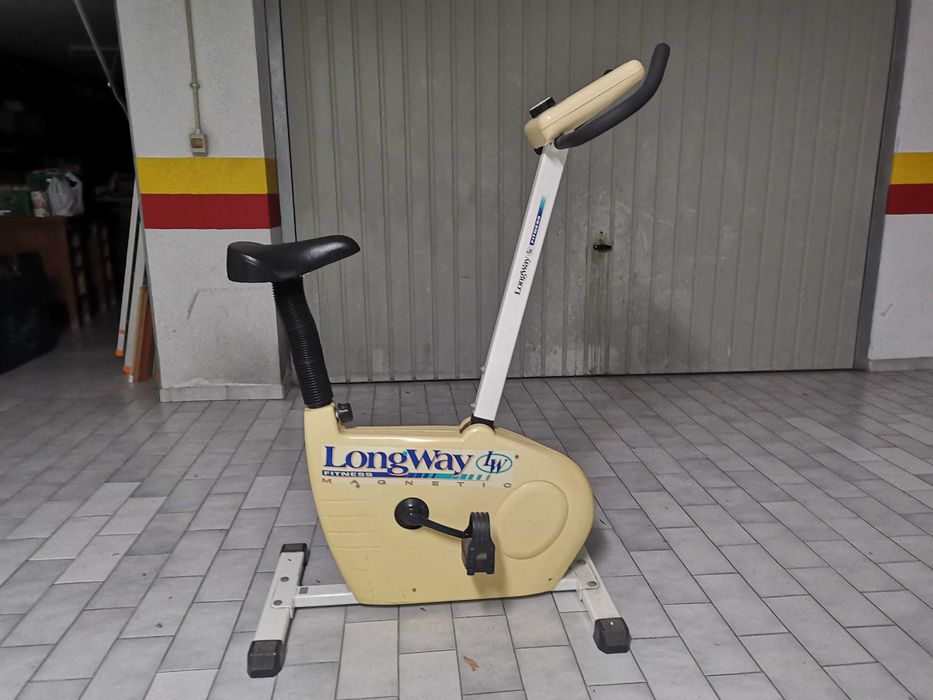 Máquina de Exercícios (Bicicleta c/ Assento)
