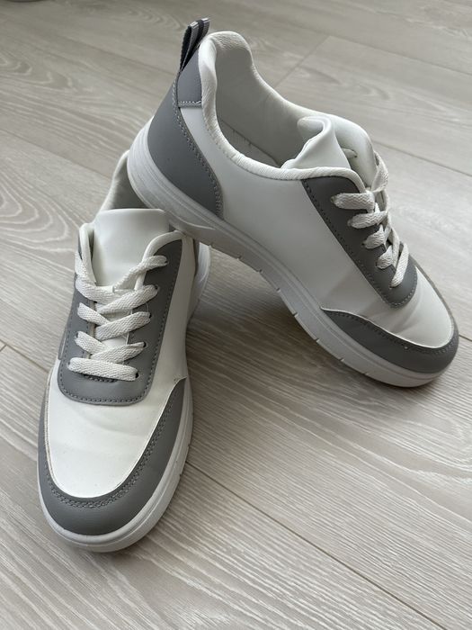 Жіночі кросівки 39 р