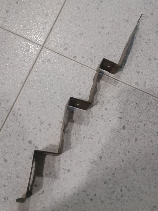 Suporte antigo em escada para meter santos em oratório