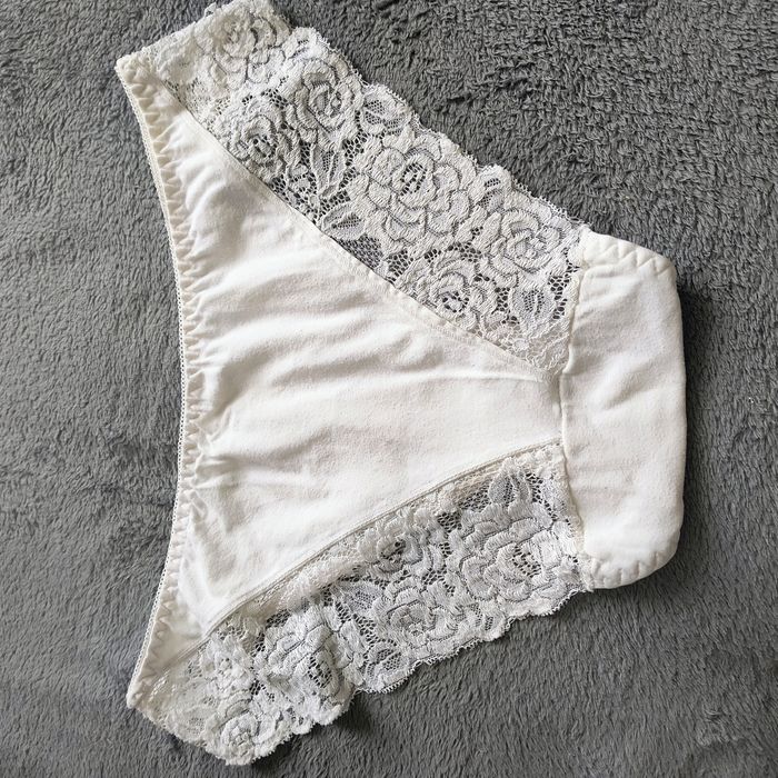 Białe bawełniane majtki