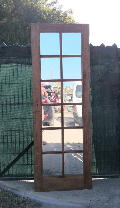 Porta de espelhos em madeira.