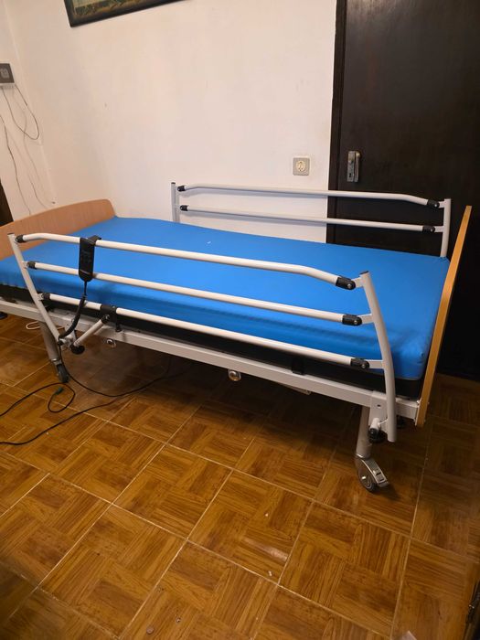 Cama hospitalar eletrica seminova mais colchão e bomba.