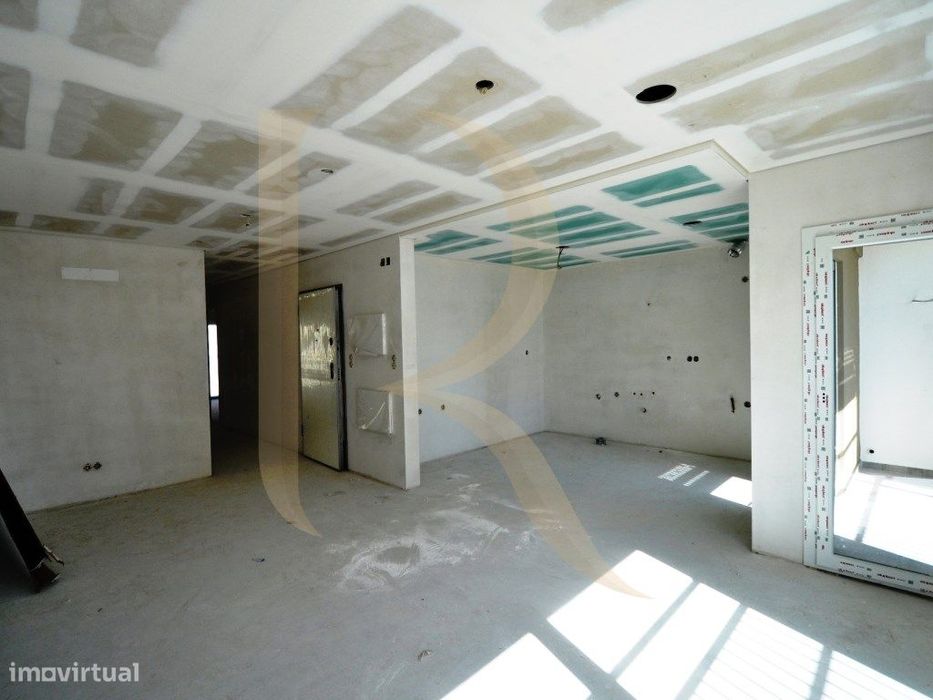 Apartamento novo T2+1 com arrecadação em Santa Marta do Pinhal