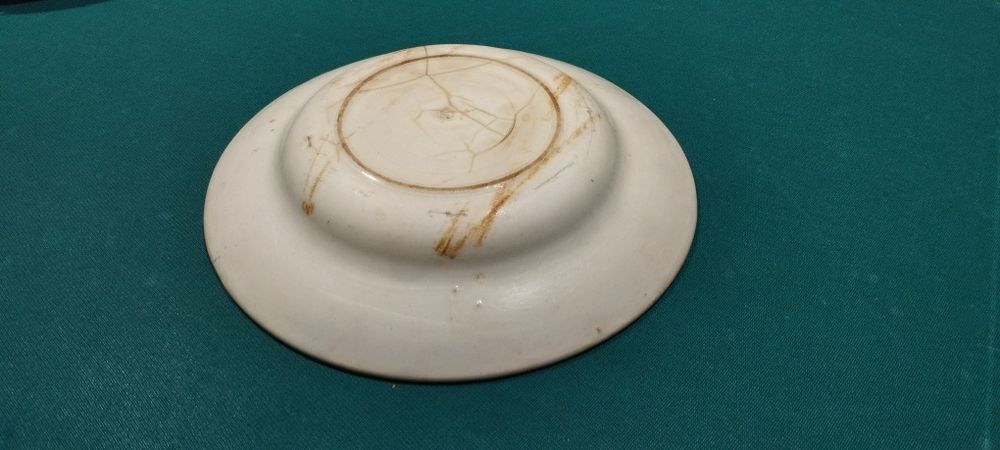 Prato antigo em bom estado