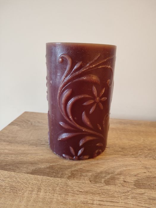 Vela decorativa em tons bordeaux