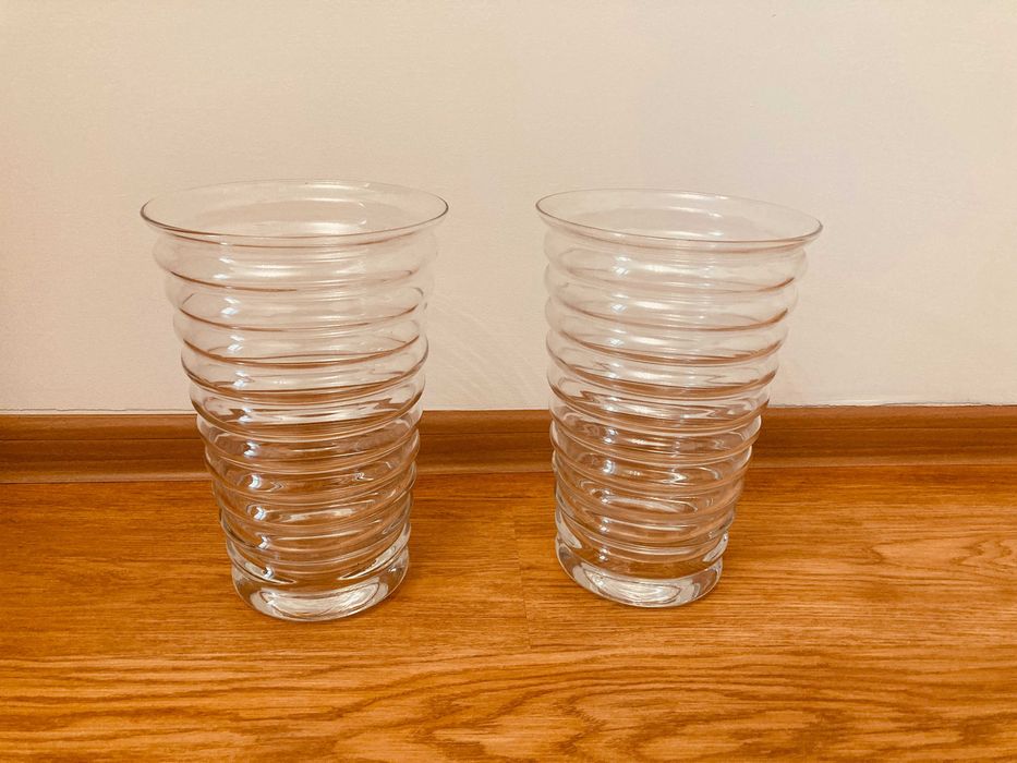 Dwa duże i szerokie wazony