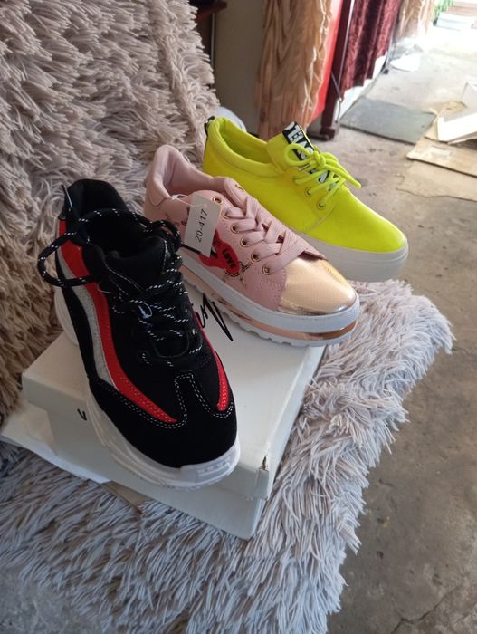 Жіночі кросівки.  Сток.