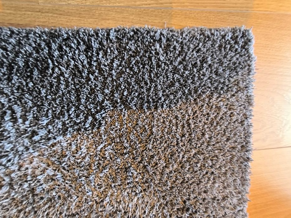 Carpete cinza antracite, lavável e de pelo curto. Medidas: 160*230