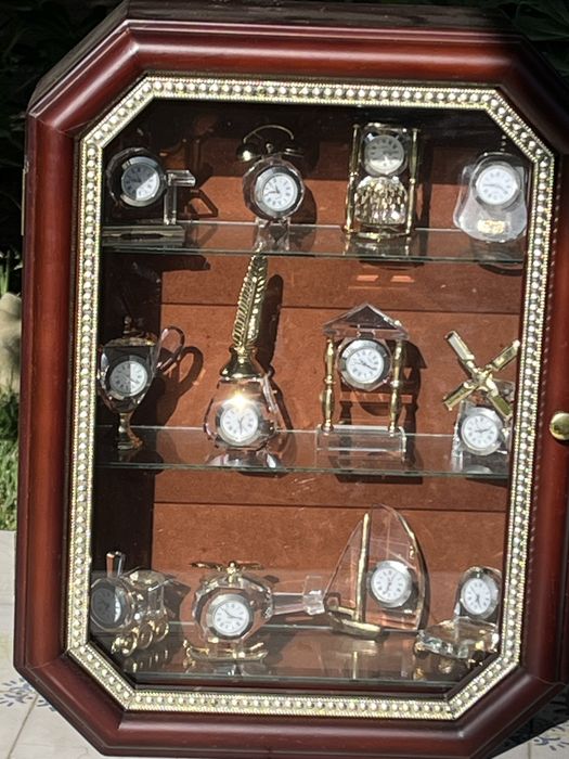 Vitrine decorativa com coleção de 12 mini relógios