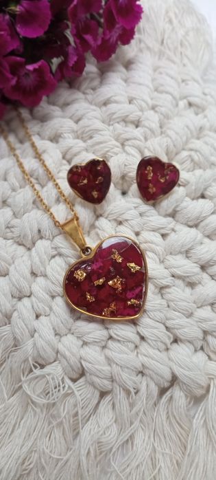 Komplet biżuterii w kształcie serca z płatkami róży