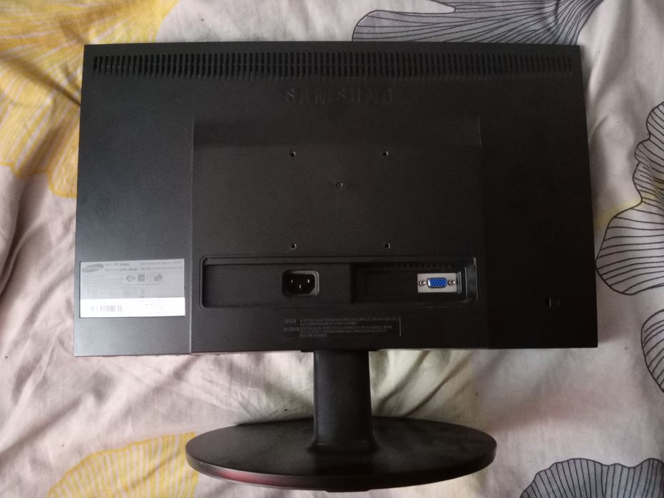 Monitor Samsung + okablowanie stan bardzo dobry więcej info priv Pozdr