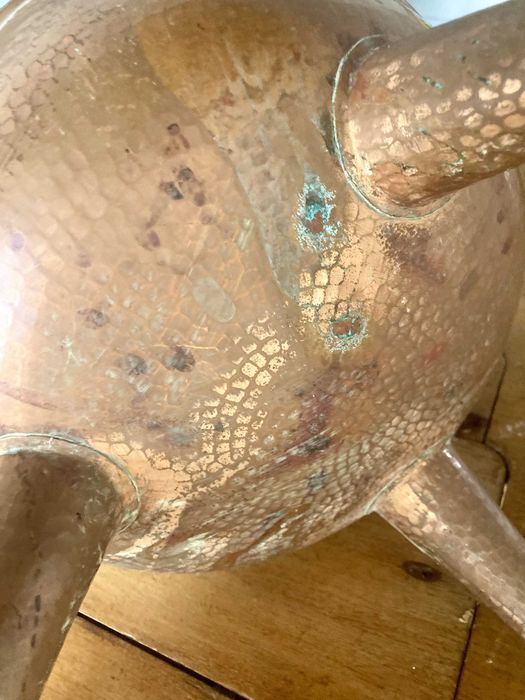Pote Antigo de Três Pés em Cobre com Asa