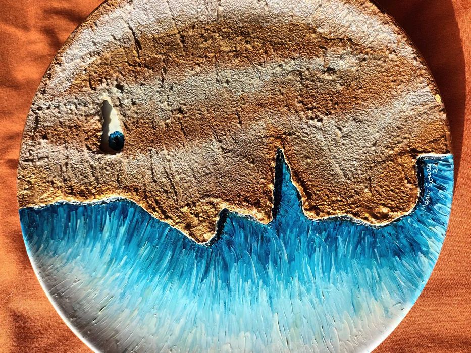 Olhando o mar: (Acrílico sobre cerâmica com 26,4 cm diâmetro)