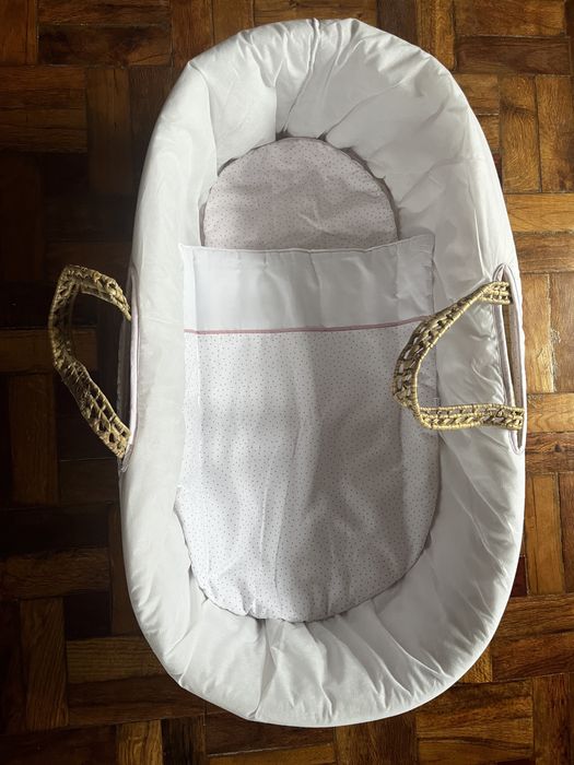 Berço de palha com colchão incluido, almofada e manta.