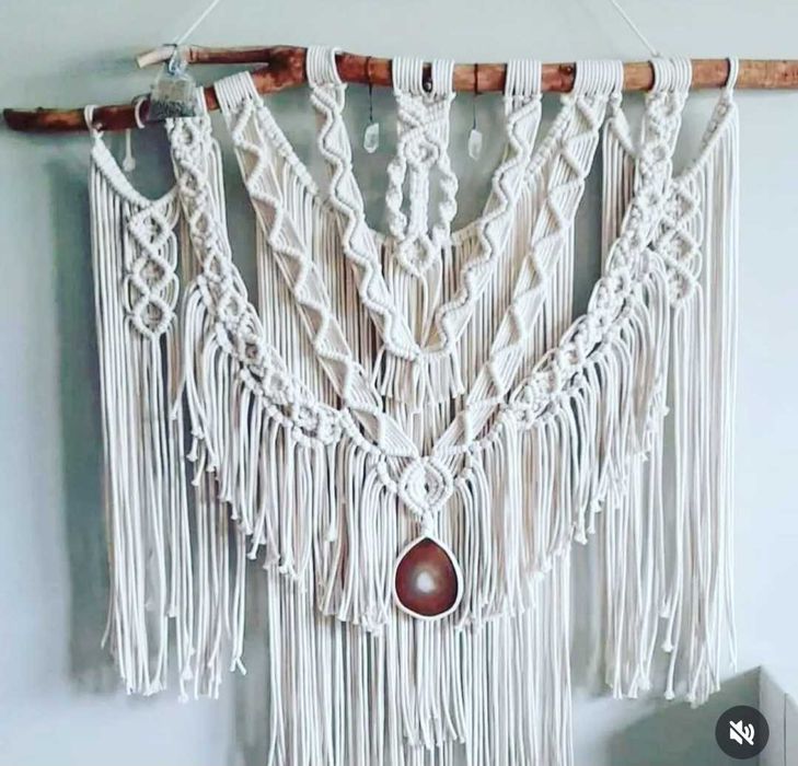 Macramé novo em tom cru com cristais