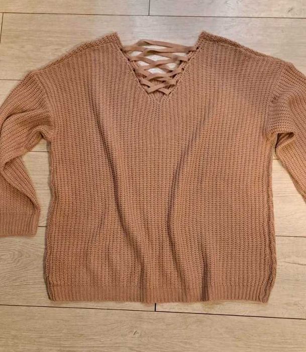 Sweter w kolorze pudrowego różu XXL ozdobny dekolt z tyłu roz.XXL