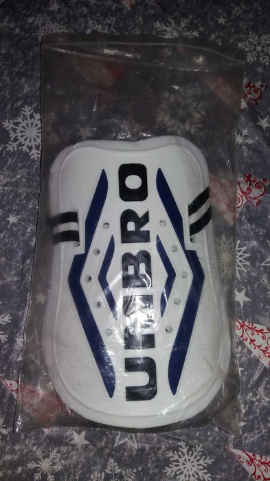 Caneleiras futebol umbro novas sem uso prontas para estreriar