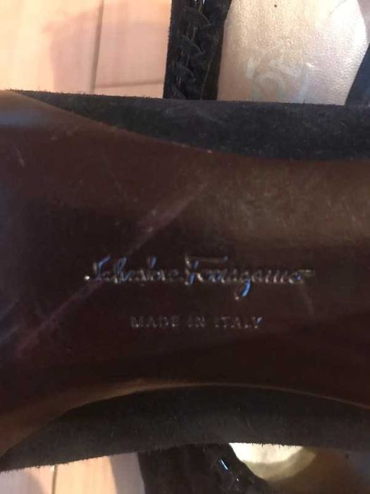 Eleganckie zamszowe czarne szpilki