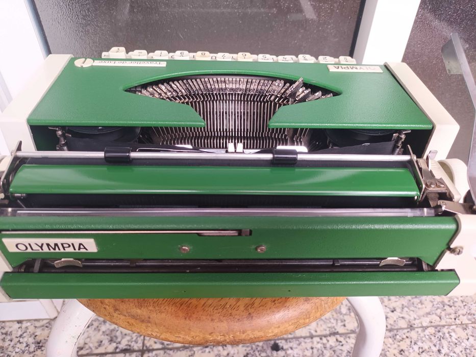 Máquina de escrever Olympia Traveller Deluxe