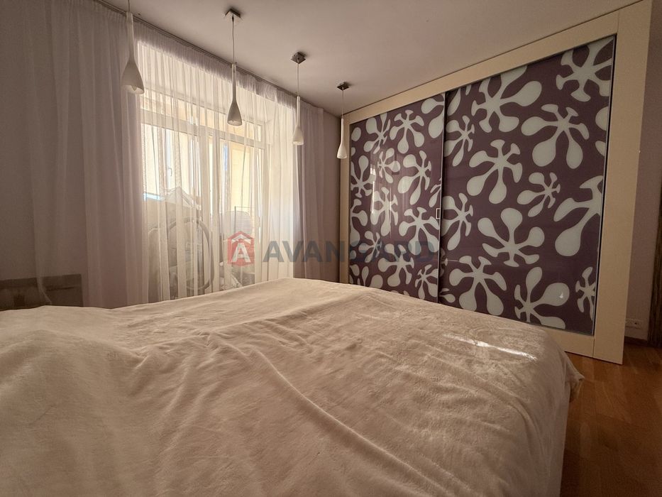 Продаж 3-ох кімнатна квартира Новий будинок Уральська / Робоча Цегла не кутова