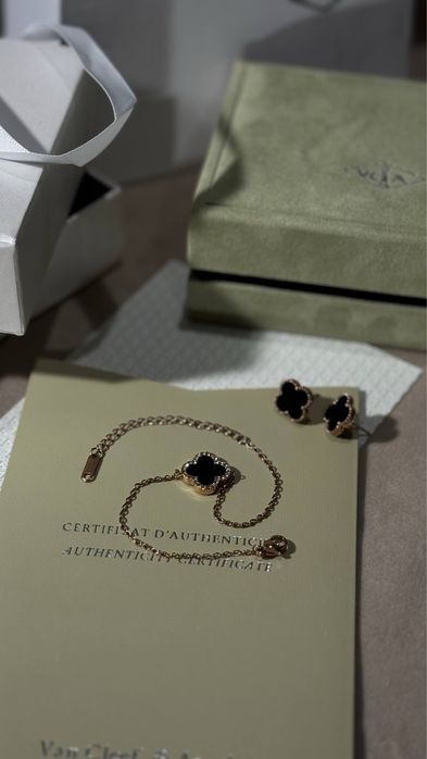 Елегантний комплект у стилі Van Cleef з чорним клевером