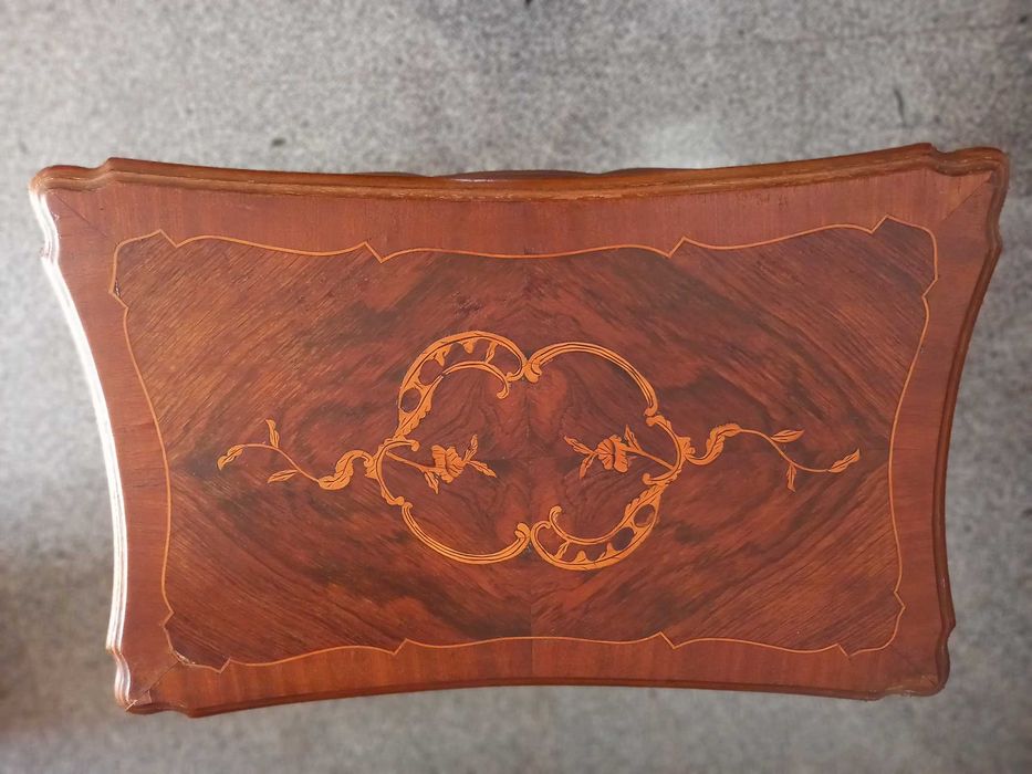 Mesa decorativa com embutidos