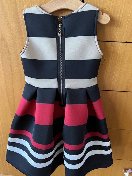 Diversos vestidos criança