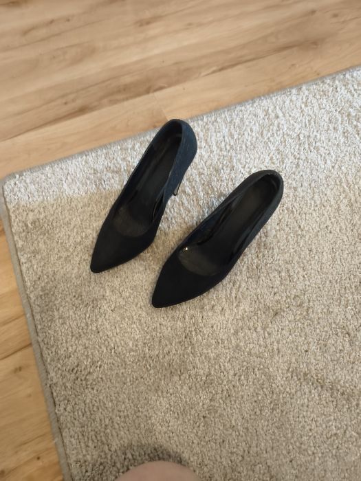 Buty czarne na słupku