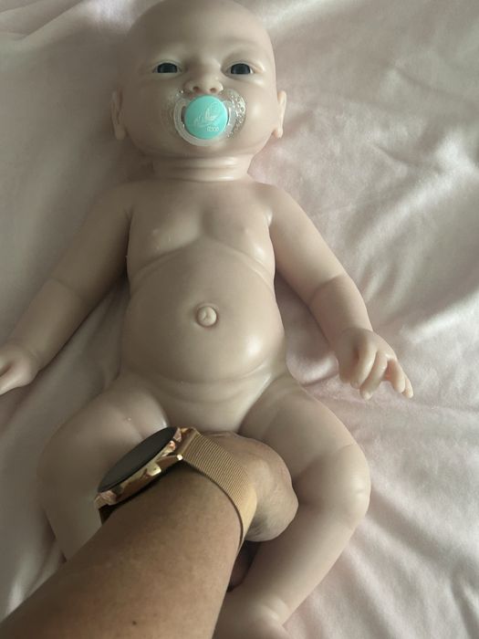 Lalka typu reborn z silikonu/ full silikon o wadze 2900 gram i długości 45 cm.