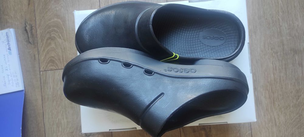 Buty unisex – czarne klapki