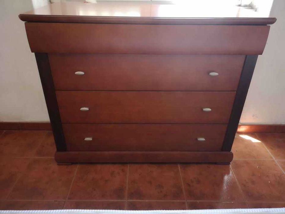 Mobilia de quarto, cama de casal, para desocupar a divisão.