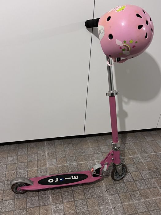 Trotinete de menina com capacete rosa