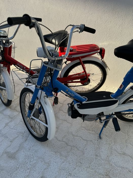 Honda Amigo PF50 Vermelha e outra Azul